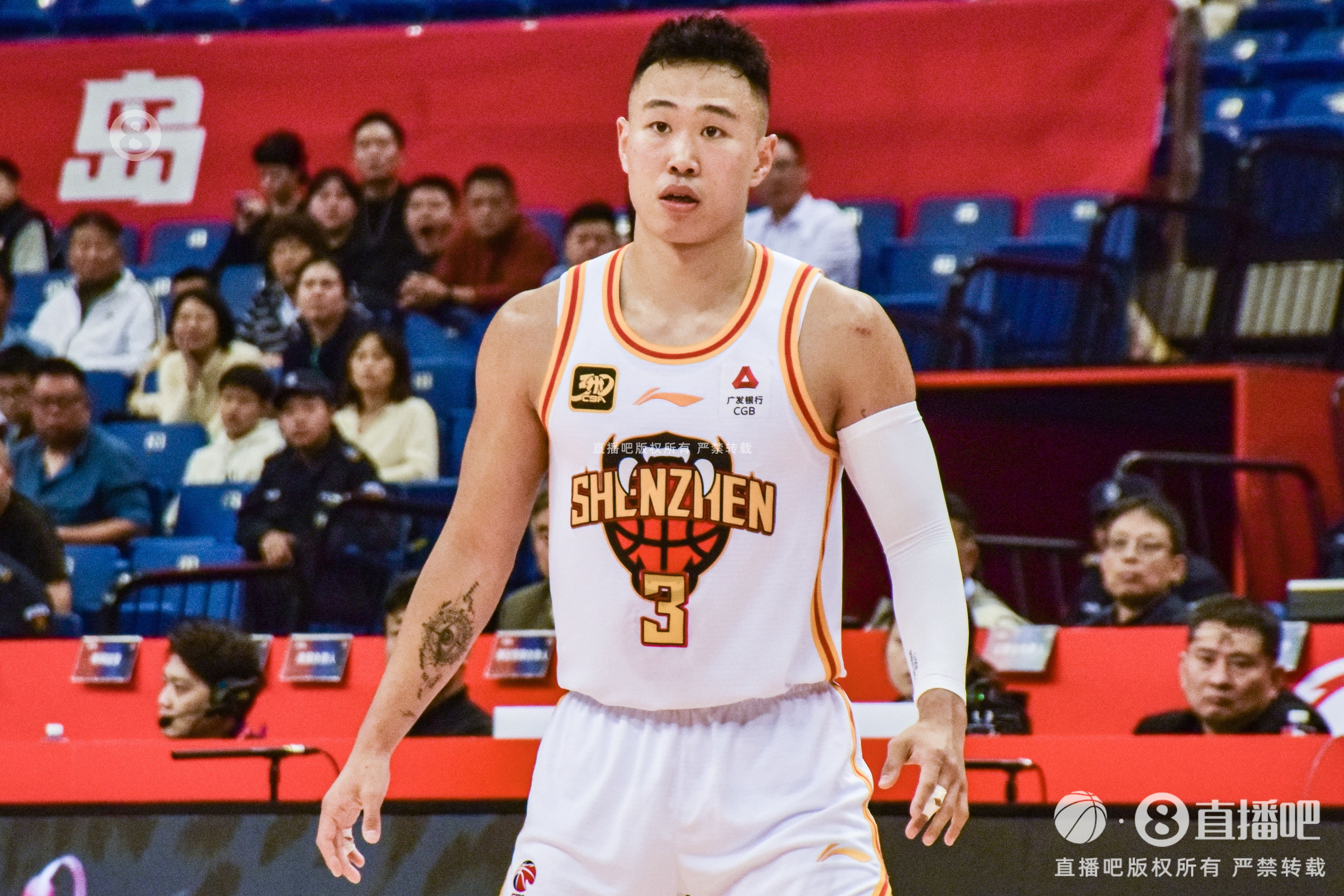 攻防俱佳!贺希宁17中8&三分7中3拿到19分 贡献4次抢断